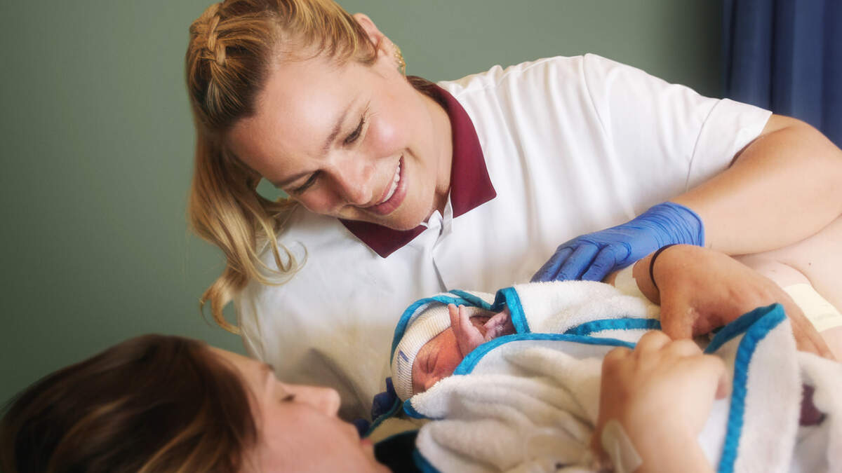 An Lemmens jaagt droom na in ‘Een echte job: Vroedvrouw An’: “Het